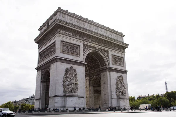 Franse mensen en buitenlander travlers lopen bezoek Arc de triomphe — Stockfoto