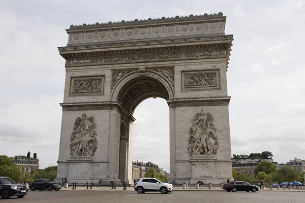 Franse mensen en buitenlander travlers lopen bezoek Arc de triomphe — Stockfoto