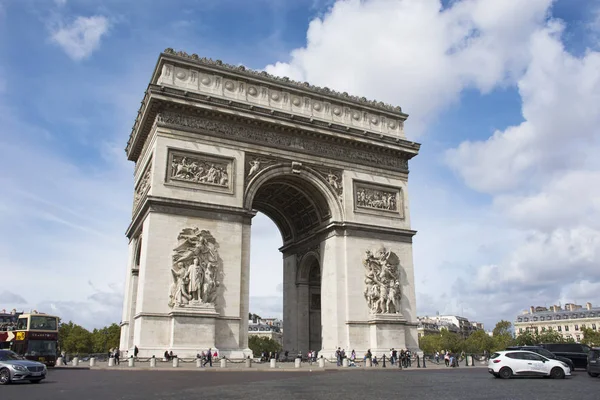 Franse mensen en buitenlander travlers lopen bezoek Arc de triomphe — Stockfoto