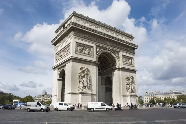 Franse mensen en buitenlander travlers lopen bezoek Arc de triomphe — Stockfoto