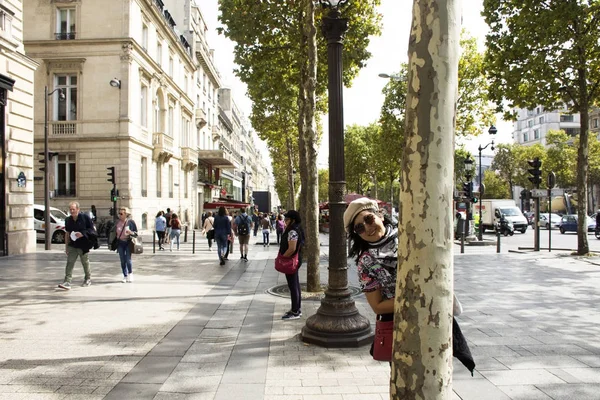 Asiatiska thailändska kvinnor som är lekfull och resor besök på trottoaren inlavenue des Champs Elysees — Stockfoto