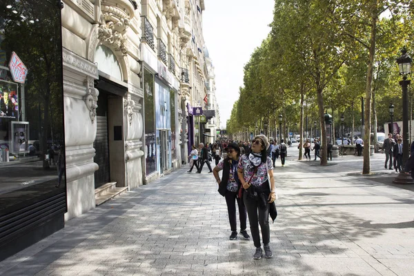 Franska människor och utlänning travlers promenader besök och shopping — Stockfoto