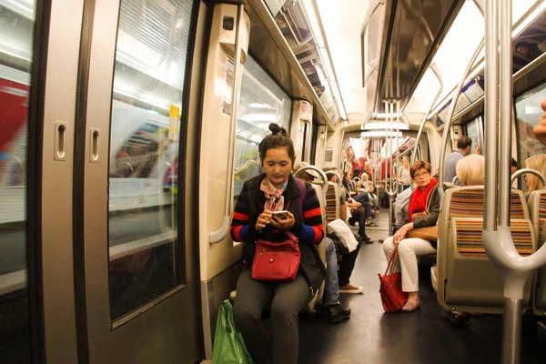 Metro f içinde oturan insanlar ve yabancı yolcuları Fransız