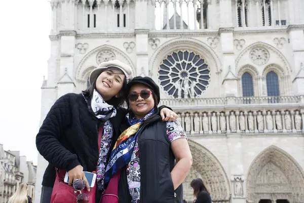 Asain donne madre e figlia di viaggio e in posa per scattare foto — Foto Stock