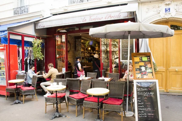 Французы и иностранцы пользуются услугами и едой, питьем — стоковое фото