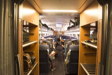 Metro f içinde oturan Alman insanlar ve yabancı yolcuları