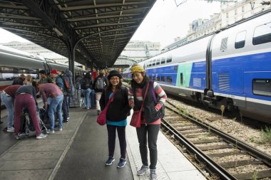 Dur bekleyen Terminal göndermek için tren ve adlı yolcu almak