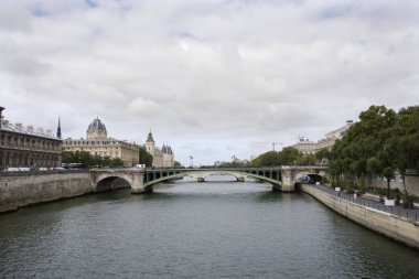 Paris city riverside tr ile Seine Nehri'nin adlı peyzaj görüntülemek