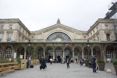 İnsanlar ve yabancı yolcuları alıp Gare adlı yürüyüş Fransız