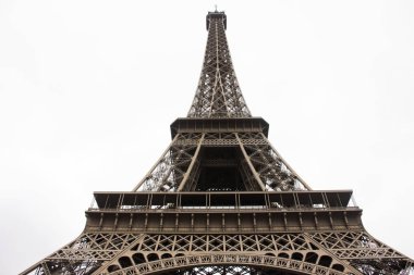 Eyfel Kulesi veya Tour Eiffel bir dövme demir kafes kule yanıyor 