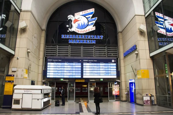 Alman halkı ve yabancı yolcuları yürüyüş ve bekleyen tren 