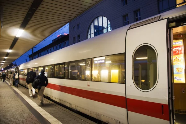 Tersinden ve Terminal göndermek için çalışan tren ile beklemek ve