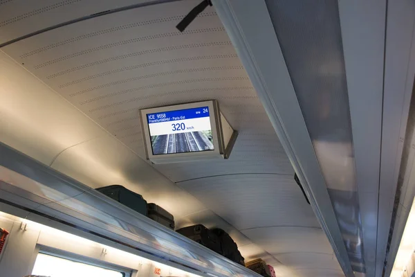 Dekorationsmonitor zeigt Detail und Geschwindigkeit der Eisenbahn im Zug wh — Stockfoto