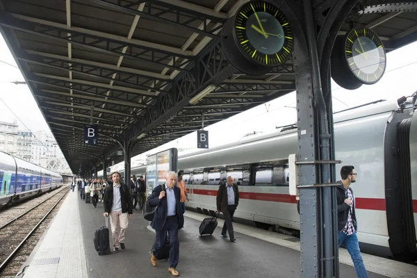 Τρένο στάση αναμονής στο τερματικό για αποστολή και λήψη επιβατών στο — Φωτογραφία Αρχείου