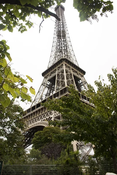 Eiffeltoren of Tour Eiffel bevindt zich een smeedijzeren lattice toren op — Stockfoto