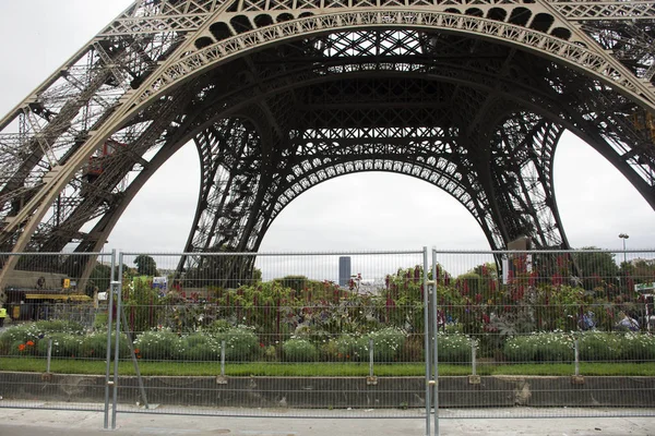 Eiffeltoren of Tour Eiffel bevindt zich een smeedijzeren lattice toren op — Stockfoto