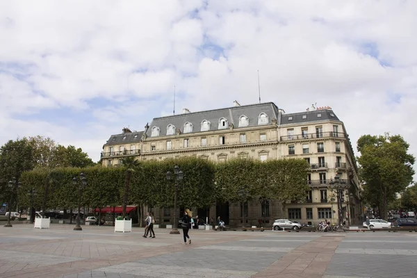 Classical retro building and French people and foreigner travele — Stock Photo, Image