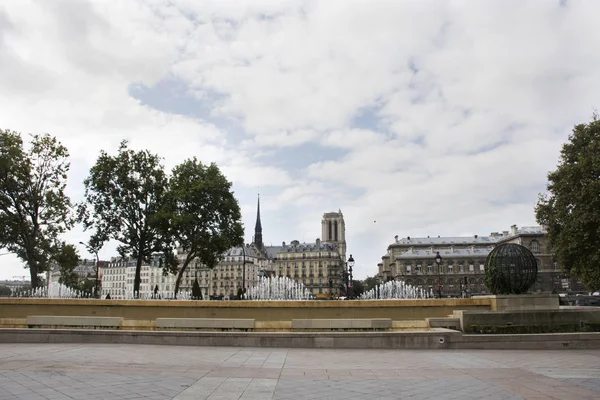 Visa landskap av Paris city på gården av Hotel de Ville i P — Stockfoto
