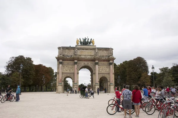 Francese e viaggiatori stranieri a piedi visita Carrousel Ar — Foto Stock