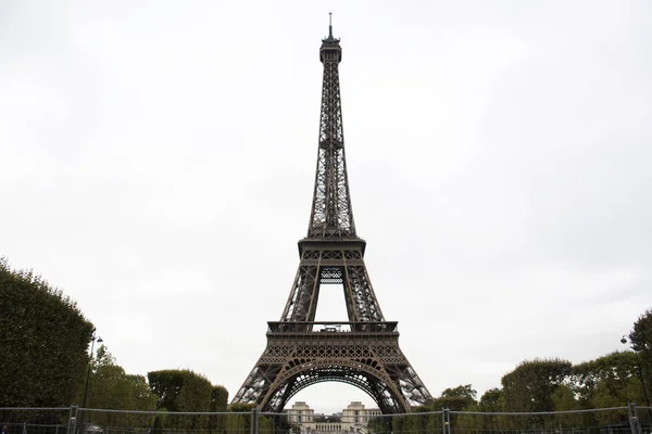 Eiffeltoren of Tour Eiffel bevindt zich een smeedijzeren lattice toren op — Stockfoto