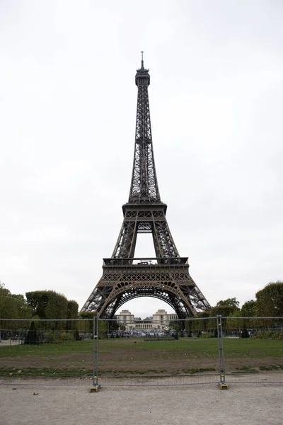 Eiffelovu věž nebo Tour Eiffel je příhradová věž tepaného železa na — Stock fotografie