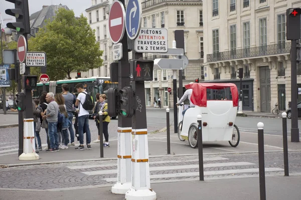 Franska människor cykling cykel rickshaw väntar resenärer använder serv — Stockfoto