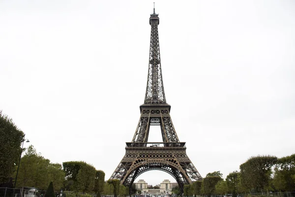 Eiffeltoren of Tour Eiffel bevindt zich een smeedijzeren lattice toren op — Stockfoto