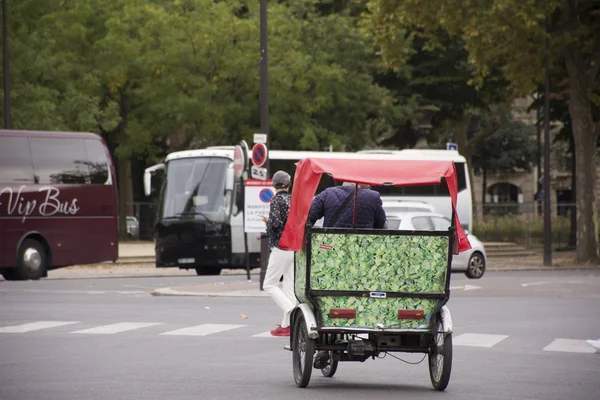 Французький людей велосипед велосипед рикші чекають мандрівників користуються серв — стокове фото
