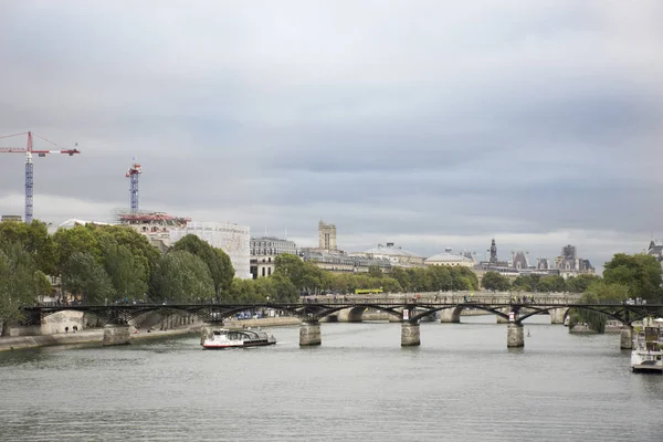 Visa landskapet och stadsbilden i Paris stad med river cruises sa — Stockfoto