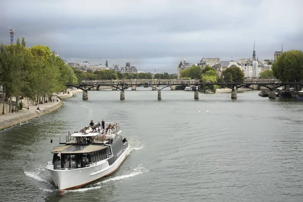 Fiume Crociere a vela portare viaggiatori passeggeri tour e lookin — Foto Stock