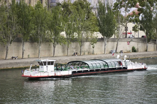 Fiume Crociere a vela portare viaggiatori passeggeri tour e lookin — Foto Stock