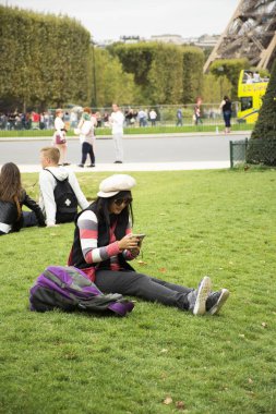 Asya Taylandlı kadın sit ve çim Bahçe için poz almak fotoğraf bir