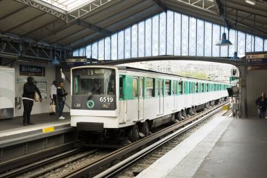 Fransız insan ve yabancı travlers yürümek ve tren unde, bekleyin