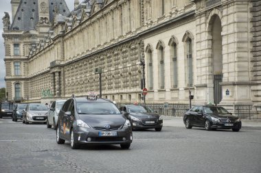 Trafik yol ve taksi, Musée du Louvre piramit yakınında sokakta 
