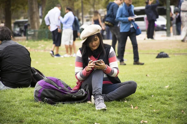 Asiatische thai Frau sitzen und posieren auf Gras Garten für nehmen Foto ein — Stockfoto