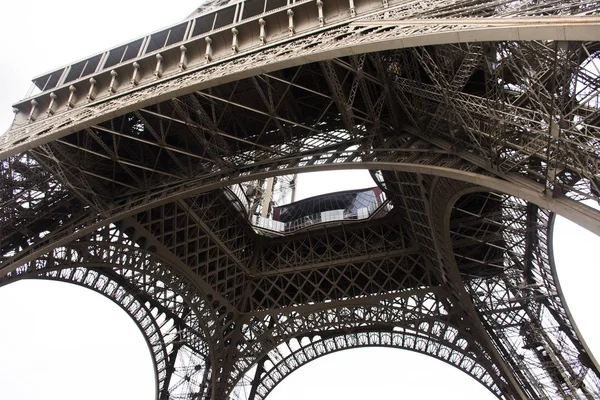 Eiffeltoren of Tour Eiffel bevindt zich een smeedijzeren lattice toren op — Stockfoto