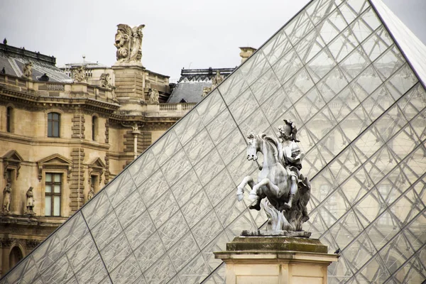 Király Louis Xiv szobrot Cour Napóleon a bejáratnál, hogy a Musee — Stock Fotó