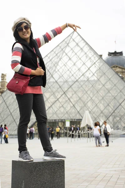 Asiatico thai donna viaggio e posa per prendere foto a cortile o — Foto Stock