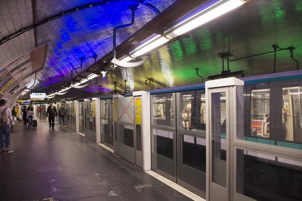 Franska människor och utlänning travlers gå och vänta på unde tåg — Stockfoto
