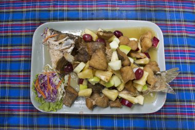 Derin kızarmış Snapper tatlı balık sosu ile tepesinde frui ile devam eder.
