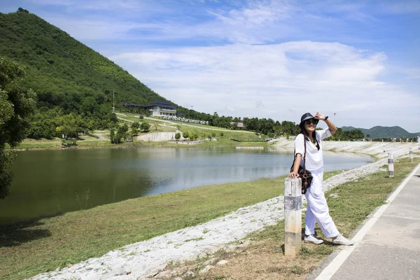 Mujer tailandesa viajando y posando para tomar una foto en Chang Hua Man Roy — Foto de Stock