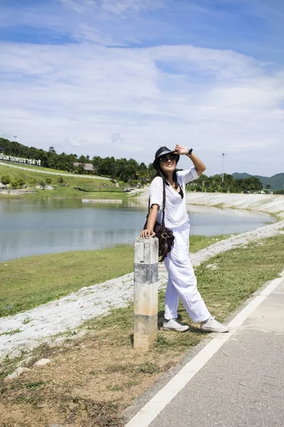 Thaise vrouw reizen en poseren voor nemen foto in Chang Hua Man Roy — Stockfoto