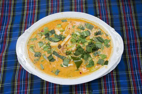 Thailändisches Essen namens tom yum goong Meeresfrüchte Rezept oder thailändische Meeresfrüchte sp — Stockfoto