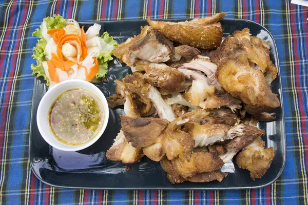 Kulit babi renyah atau daging babi Jerman Hocks dan sayuran disajikan wi — Stok Foto