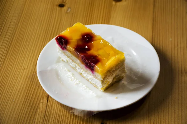Alma és berry sajt torta svájci stílusban edényt étteremben — Stock Fotó
