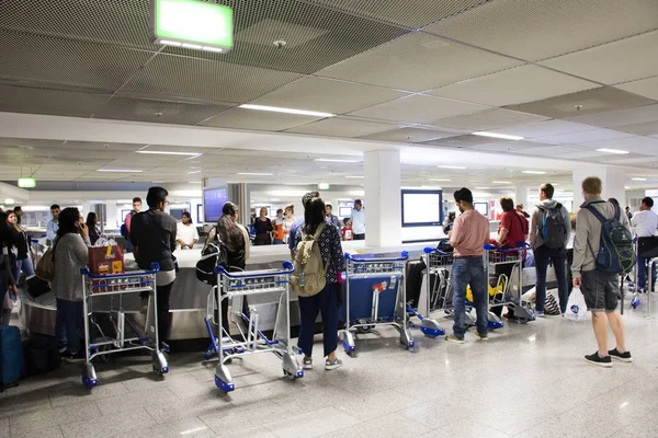 ドイツ語と待っている外国人出張人の荷物を受け取る — ストック写真