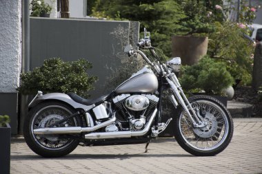 Klasik motosiklet helikopter stop evi önünde park 