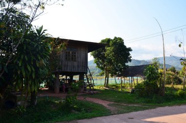 Eski ahşap Tay tarzı kırsal ev 