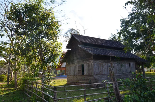 Casa de madeira velha estilo tailandês no campo — Fotografia de Stock