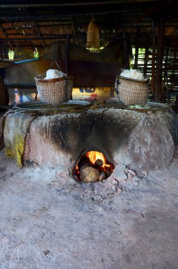 Tay insanlar yapmak kaya tuzu Ban Bo k için eski eski fırın kullanın